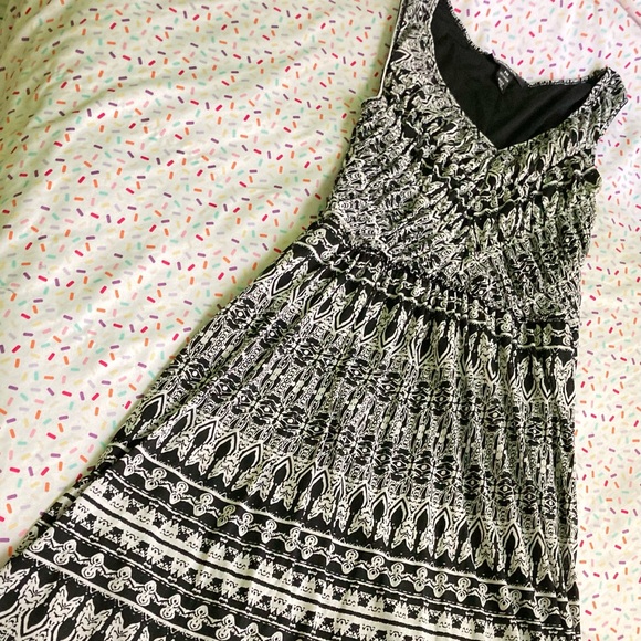 Beautiful Sleeveless Dress - Picture 3 of 6